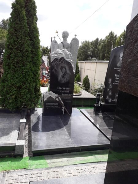 Пам’ятник альпіністу з горельєфом і скельним рельєфом_2