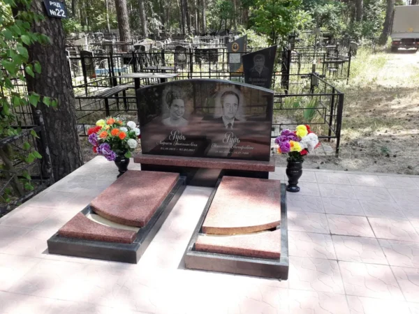 Мемориальный комплекс с гранитной лавкой и столиком на семейное захоронение
