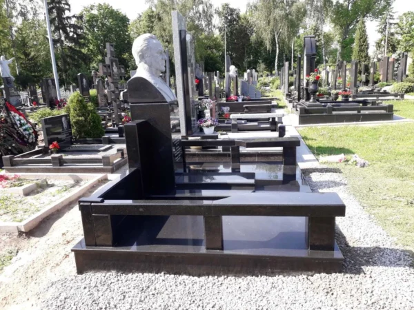 Меморіальний комплекс з бюстом із натурального граніту_4