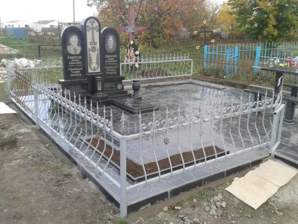 Мемориальный комплекс из черного гранита с двойным памятником и столиком_3