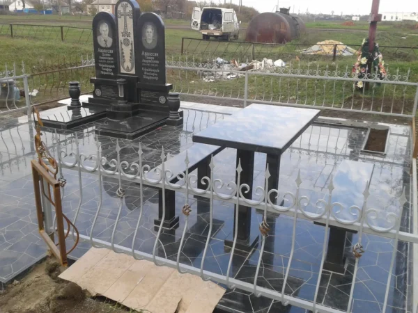 Мемориальный комплекс из черного гранита с двойным памятником и столиком
