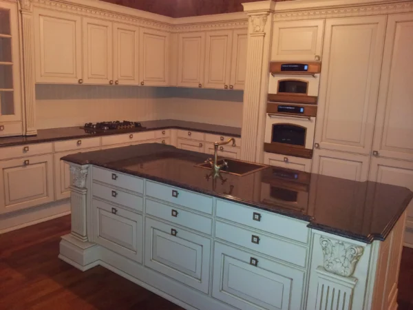 Гранітні стільниці для кухні в класичному стилі з декоративним островом