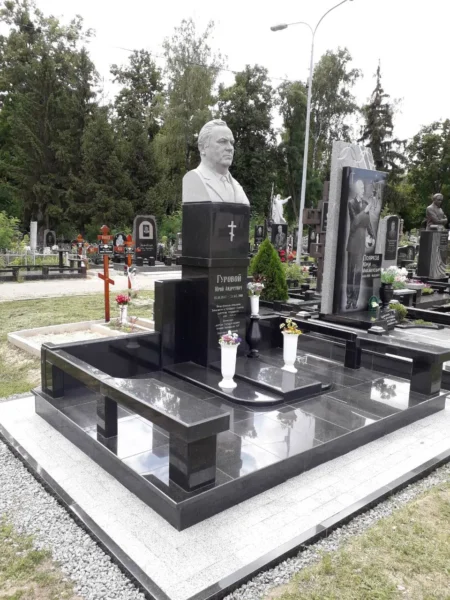 Меморіальний комплекс з бюстом із натурального граніту_1