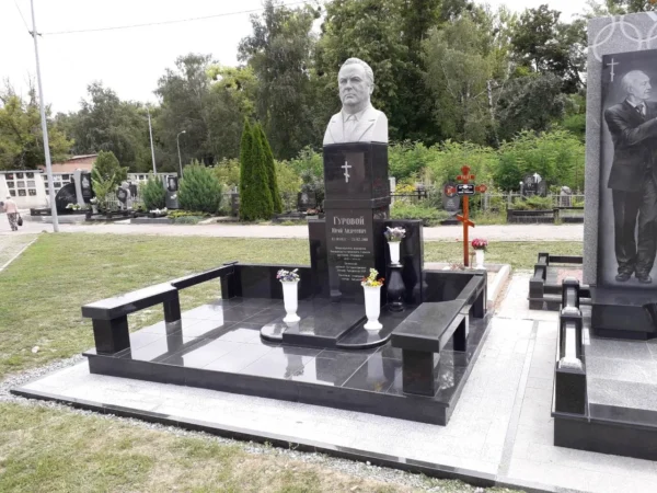 меморіальний комплекс з бюстом