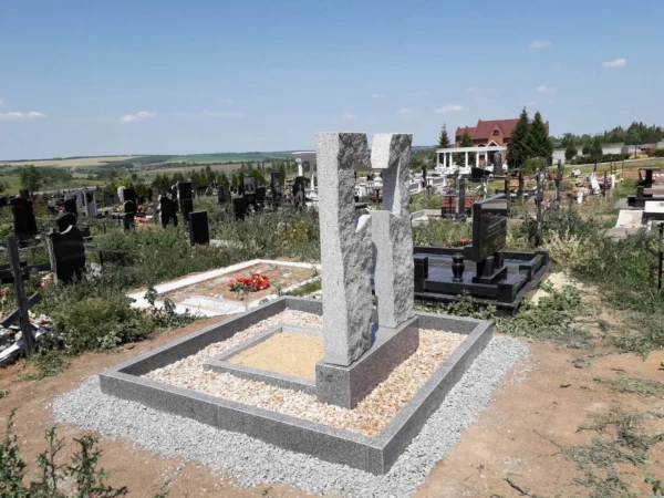 Памятник из двух вертикальных плит с фигурным вырезом в современном стиле_2