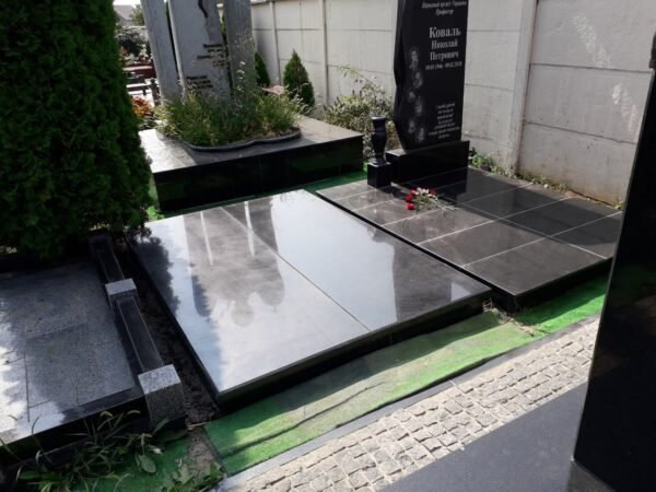 Пам’ятник альпіністу з горельєфом і скельним рельєфом_1