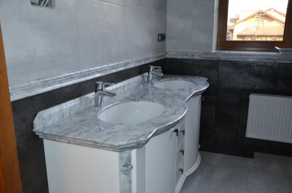 Мармурова стільниця з двома умивальниками для ванної кімнати в класичному стилі_1