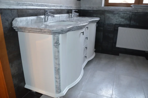 Мраморная столешница с двумя умывальниками для ванной в классическом стиле