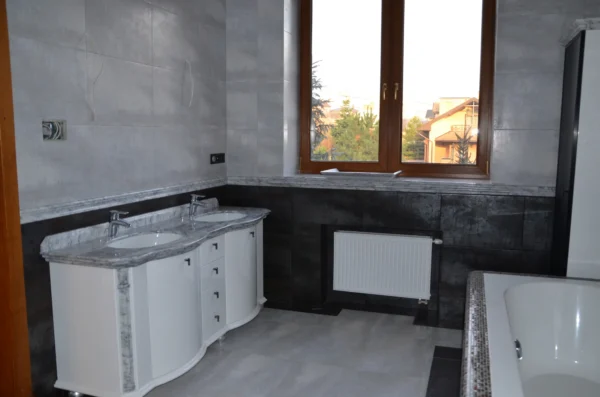 Мармурова стільниця з двома умивальниками для ванної кімнати в класичному стилі_2