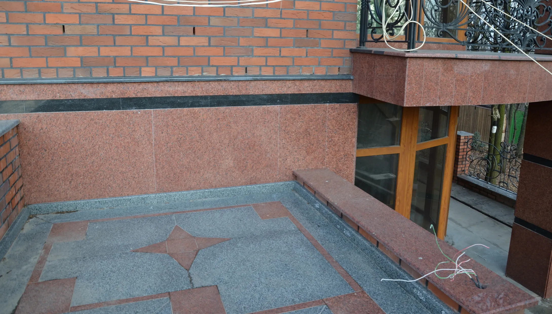 Облицювання входу та території