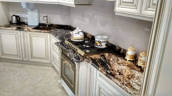 Класична кухня зі стільницею з граніту Golden Thunder_3