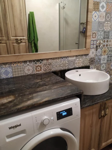 Мінімалістичний умивальник в інтер'єрі смарт-квартири_2