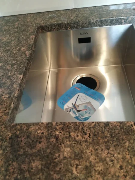 Кухонна стільниця з натурального граніту в сучасному стилі_4