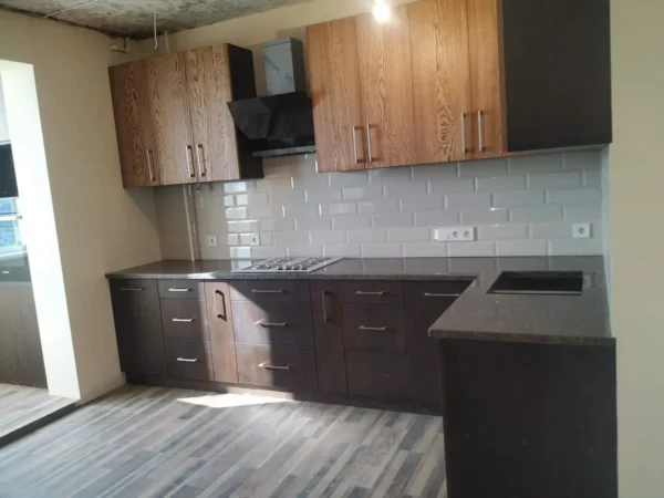 Кухонна стільниця з натурального граніту в сучасному стилі_3