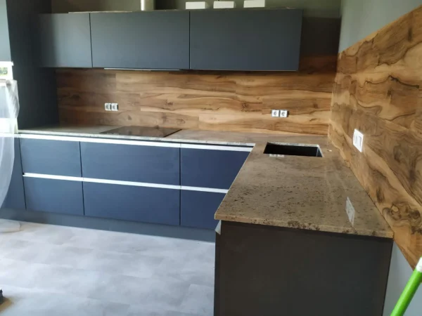 Кам’яна стільниця для кухні з індивідуальним підрізанням