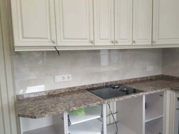 Кам’яна стільниця з інтегрованим підвіконням для кухні_1