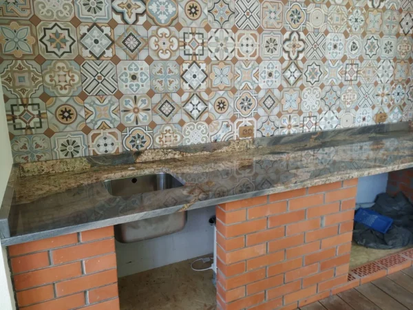 Гранітна стільниця для літньої кухні з яскравим керамічним фартухом_4