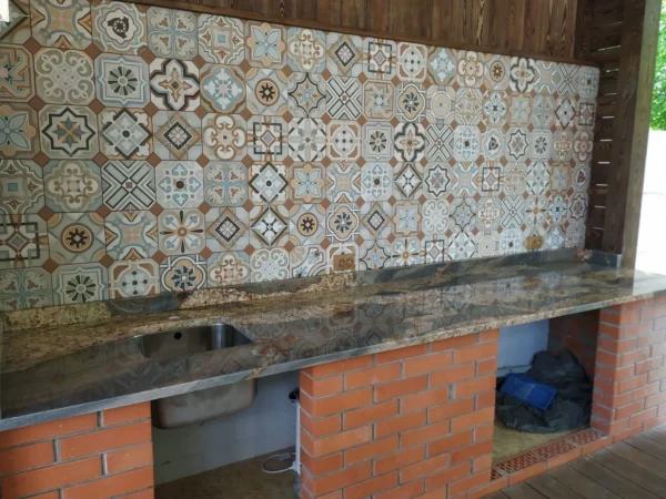 Гранітна стільниця для літньої кухні з яскравим керамічним фартухом_3