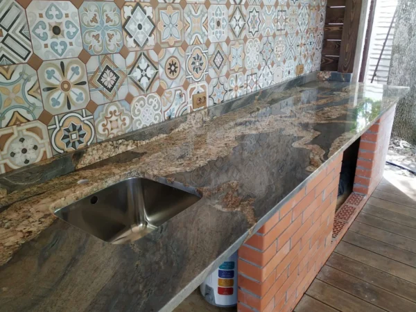 Гранітна стільниця для літньої кухні з яскравим керамічним фартухом