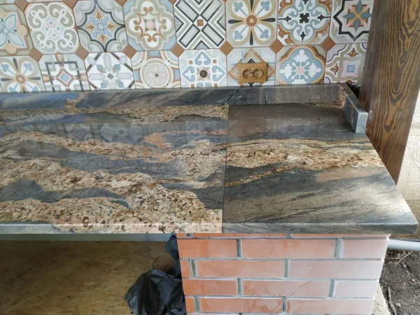 Гранітна стільниця для літньої кухні з яскравим керамічним фартухом_1