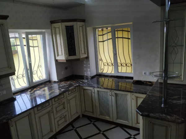 Кухонна стільниця з натурального каменю мармурово-чорного кольору в класичному інтер’єрі_2
