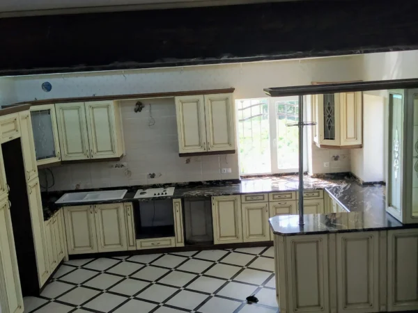 Кухонная столешница из натурального камня черного мрамора в классическом интерьере