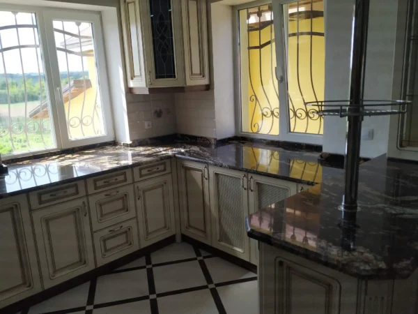 Кухонна стільниця з натурального каменю мармурово-чорного кольору в класичному інтер’єрі_3