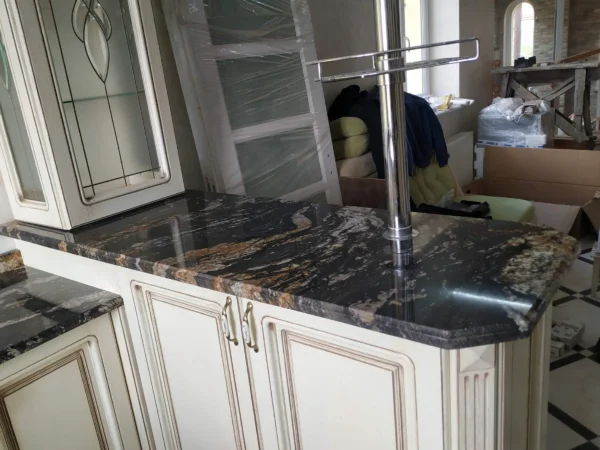 Кухонна стільниця з натурального каменю мармурово-чорного кольору в класичному інтер’єрі_4