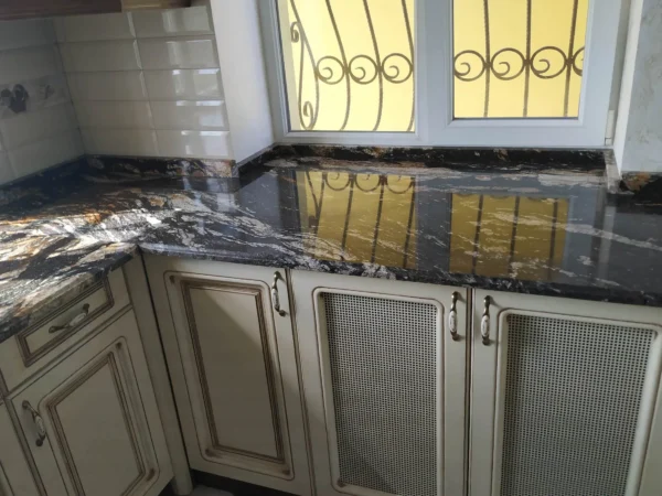 Кухонна стільниця з натурального каменю мармурово-чорного кольору в класичному інтер’єрі_5