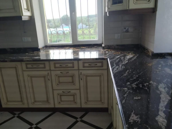 Кухонна стільниця з натурального каменю мармурово-чорного кольору в класичному інтер’єрі_6