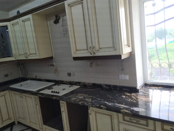 Кухонна стільниця з натурального каменю мармурово-чорного кольору в класичному інтер’єрі_7