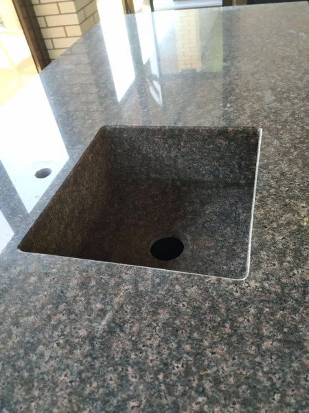 Гранітна стільниця з інтегрованою мийкою для літньої кухні_1