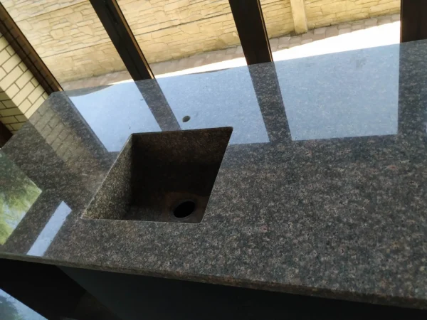 Гранітна стільниця з інтегрованою мийкою для літньої кухні_2