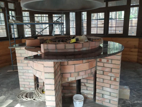 Каменная столешница для круглого мангала в застеклённой беседке_3