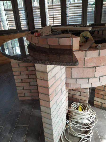 Каменная столешница для круглого мангала в застеклённой беседке_2