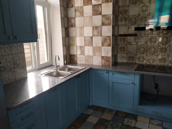 Кухонна стільниця з сірого граніту для сучасної кухні у середземноморському стилі_1