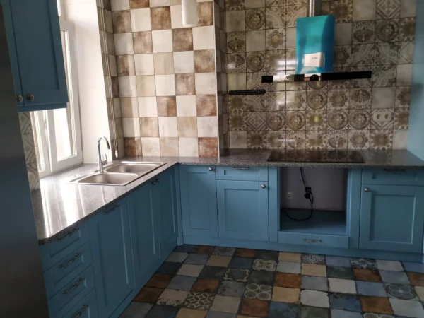 Кухонна стільниця з сірого граніту для сучасної кухні у середземноморському стилі_4