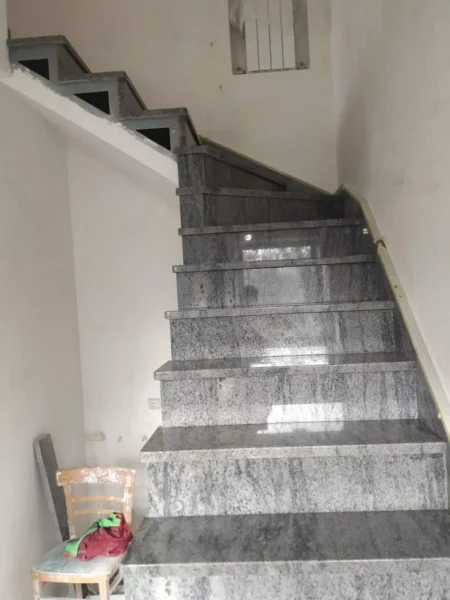 Внутренняя лестница из полированного гранита