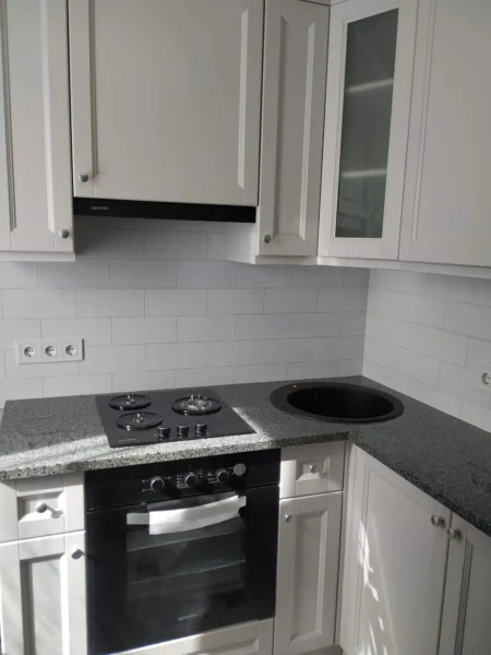 Кутова кам’яна стільниця з граніту для кухні