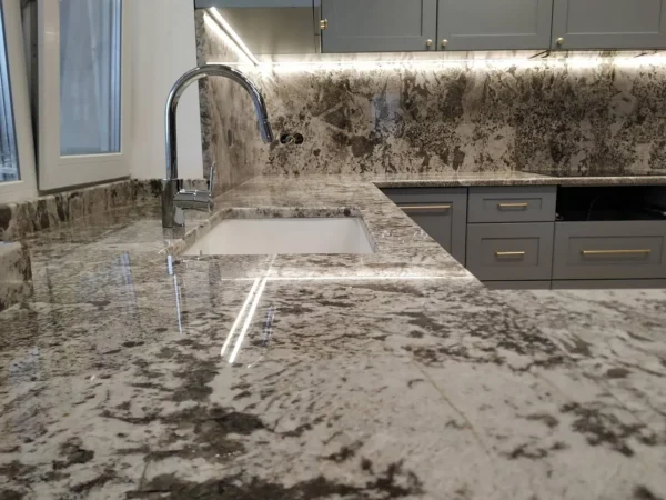 Современная кухня с угловой столешницей и фартуком из натурального гранита_2