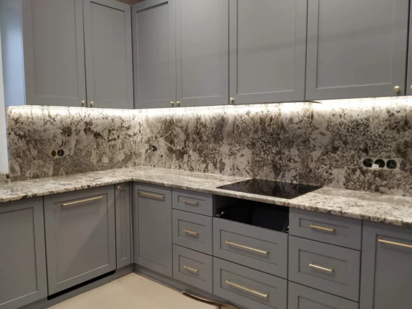 Современная кухня с угловой столешницей и фартуком из натурального гранита_3