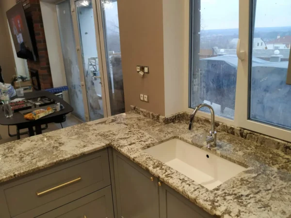 Современная кухня с угловой столешницей и фартуком из натурального гранита_4