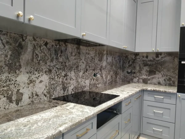 Современная кухня с угловой столешницей и фартуком из натурального гранита_5