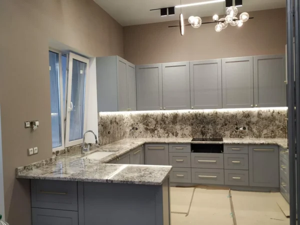 Современная кухня с угловой столешницей и фартуком из натурального гранита_7