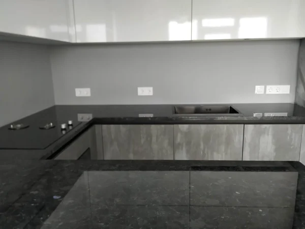 Кухонна стільниця з натурального граніту в сучасному інтер'єрі_5