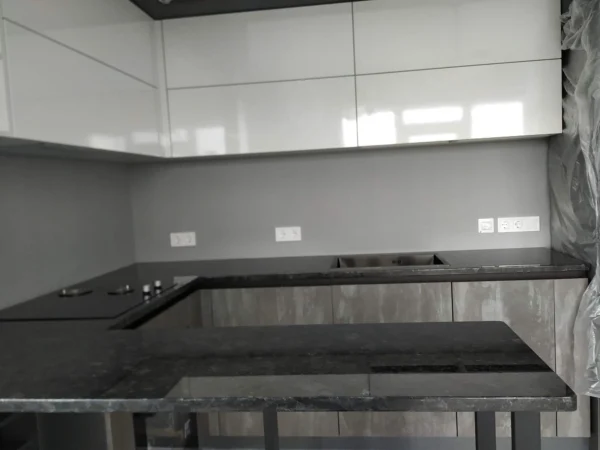 Кухонна стільниця з натурального граніту в сучасному інтер'єрі_4