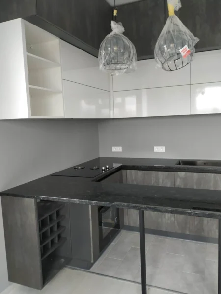 Кухонна стільниця з натурального граніту в сучасному інтер'єрі_3