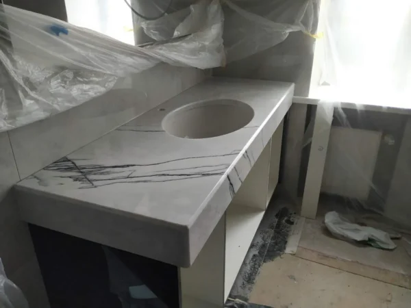 Меблі для ванної кімнати з вбудованою раковиною та стільницею з білого мармуру з жилами_2