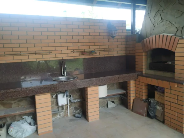 Гранитная столешница с мойкой и фартуком для летней кухни_1