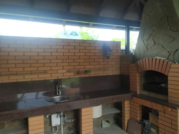 Гранитная столешница с мойкой и фартуком для летней кухни_2